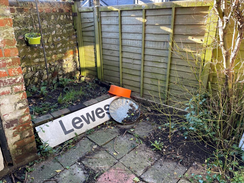 Lot: 119 - CHARACTER COTTAGE IN NEED OF IMPROVEMENT - Walled pation garden and brick shed